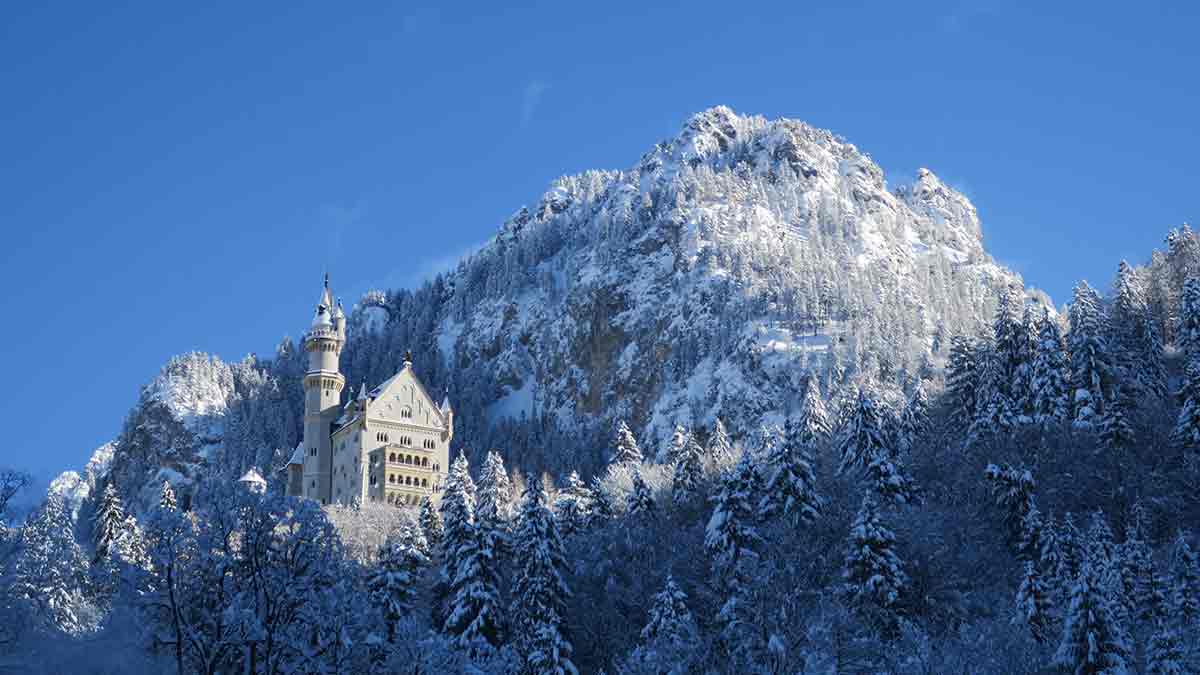 Castelo Neuschwanstein com neve no inverno